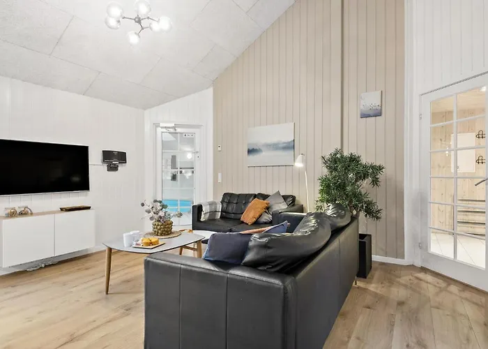 9 Bedroom Awesome In بيت للعطل *